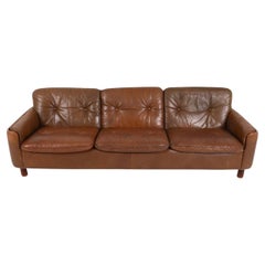 Divano a 3 posti in pelle marrone di metà secolo moderno con gambe rotonde Sigurd Resell Norvegia