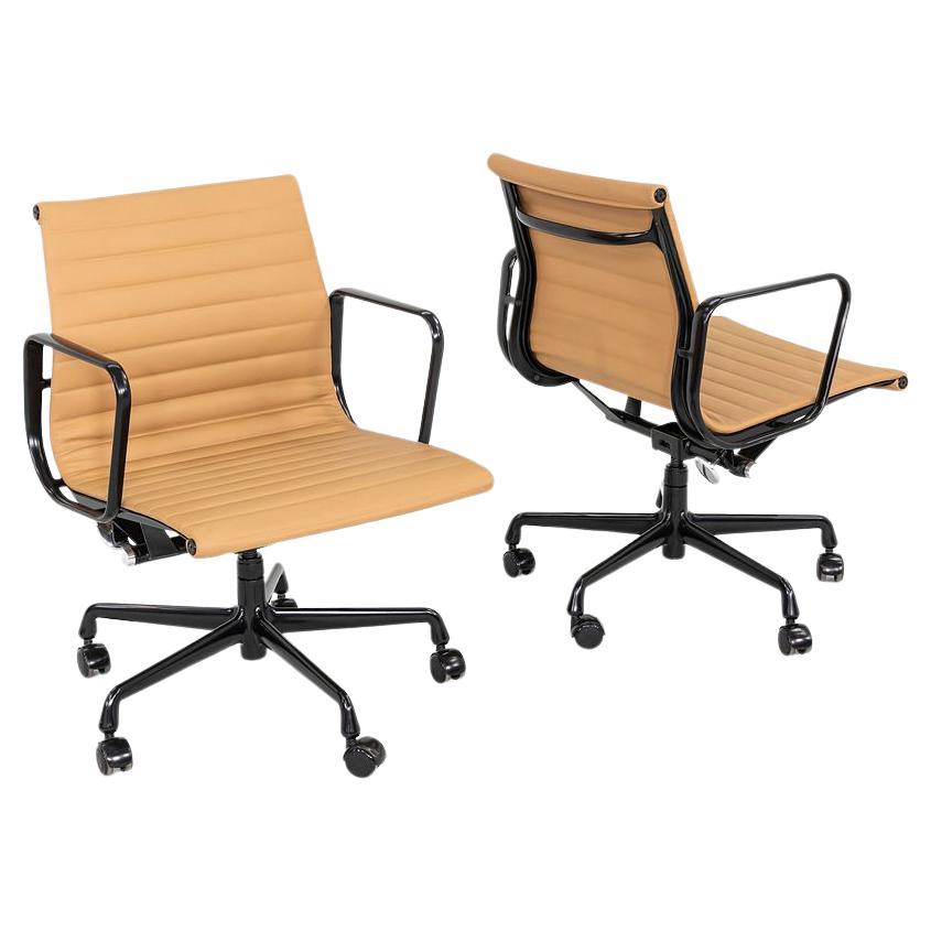 2022 Herman Miller Eames Aluminum Group Management-Schreibtischstuhl aus braunem Leder