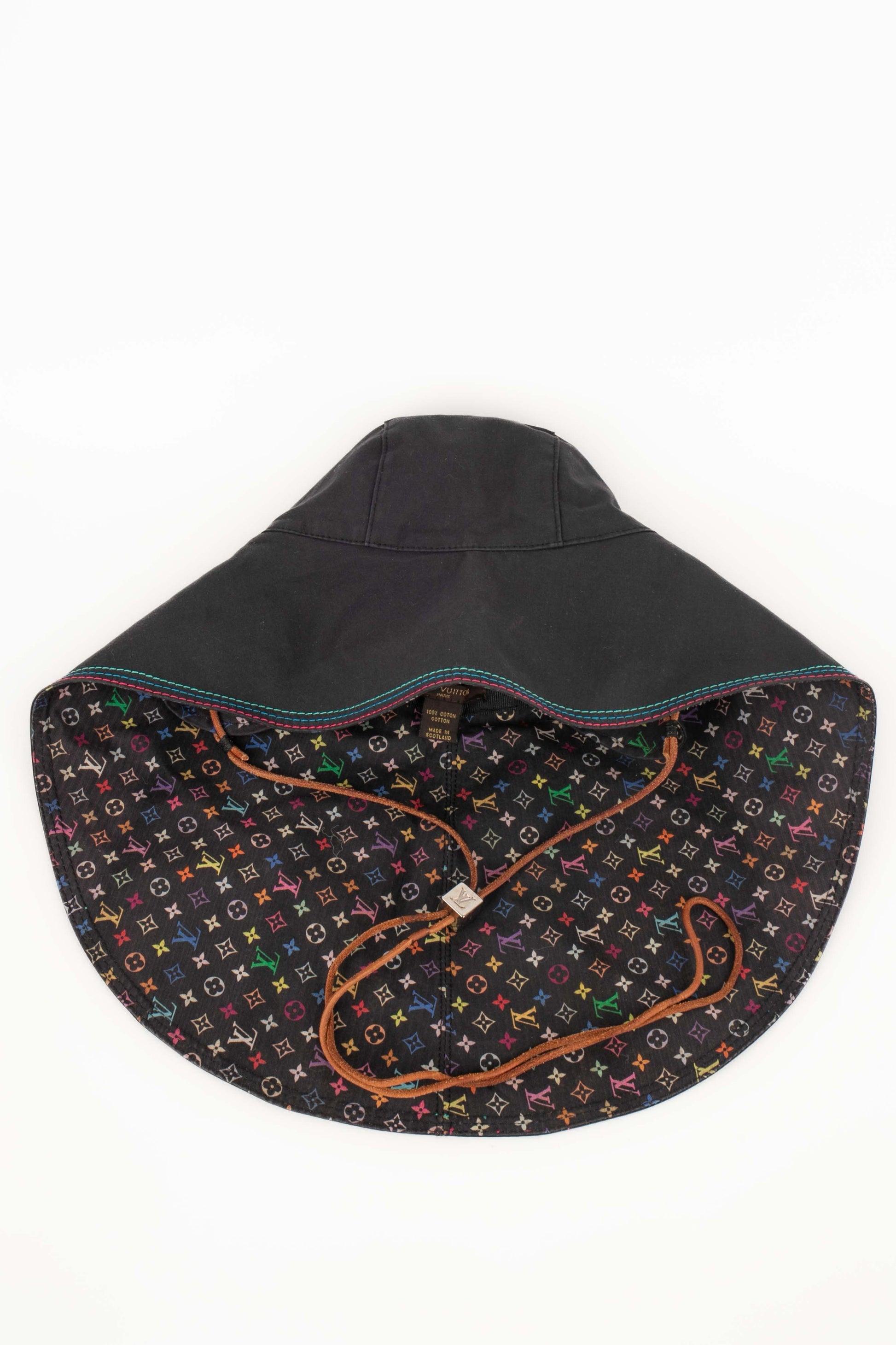 Louis Vuitton - (Made in England) Cappello in cotone nero con monogramma.

Informazioni aggiuntive:
Condizioni: Buone condizioni
Dimensioni: Circonferenza: 61 cm

Riferimento del venditore: CHP124