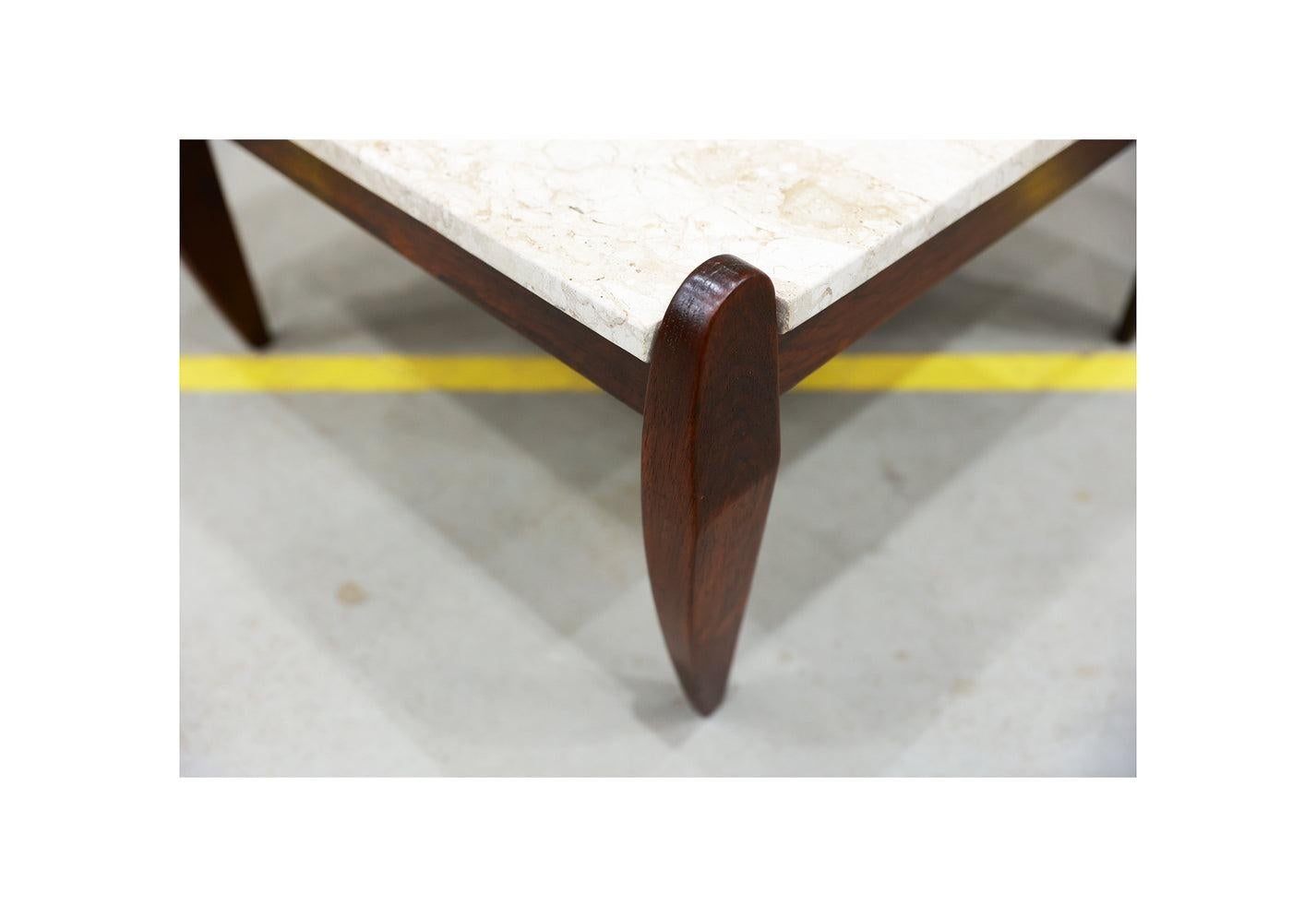 Das Besondere an diesem Couchtisch ist sein schlichtes Design, eine Ikone von Jean Gillon. Die Beine sind wie Pfähle geformt, ein charakteristisches Merkmal vieler Stücke von Gillon, insbesondere der Collection'S Rodeio. Inspiriert von den Cowboys