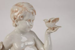 Statuetta in porcellana “Ragazzo con una colomba”, Villenauxe La Grande, di Bohumil Rezl