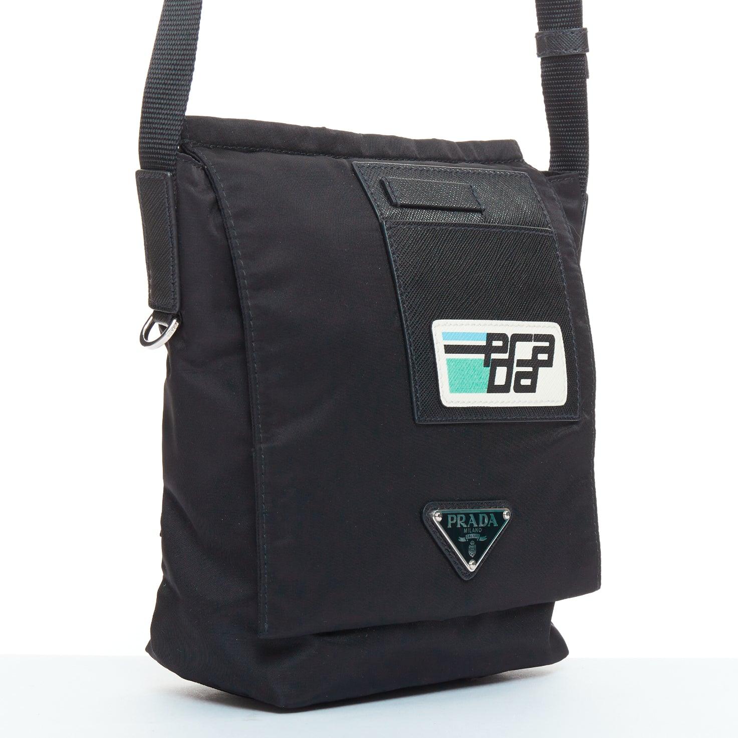 Nero PRADA Racing borsa messenger nera in tessuto nylon saffiano con logo patch e patta in vendita