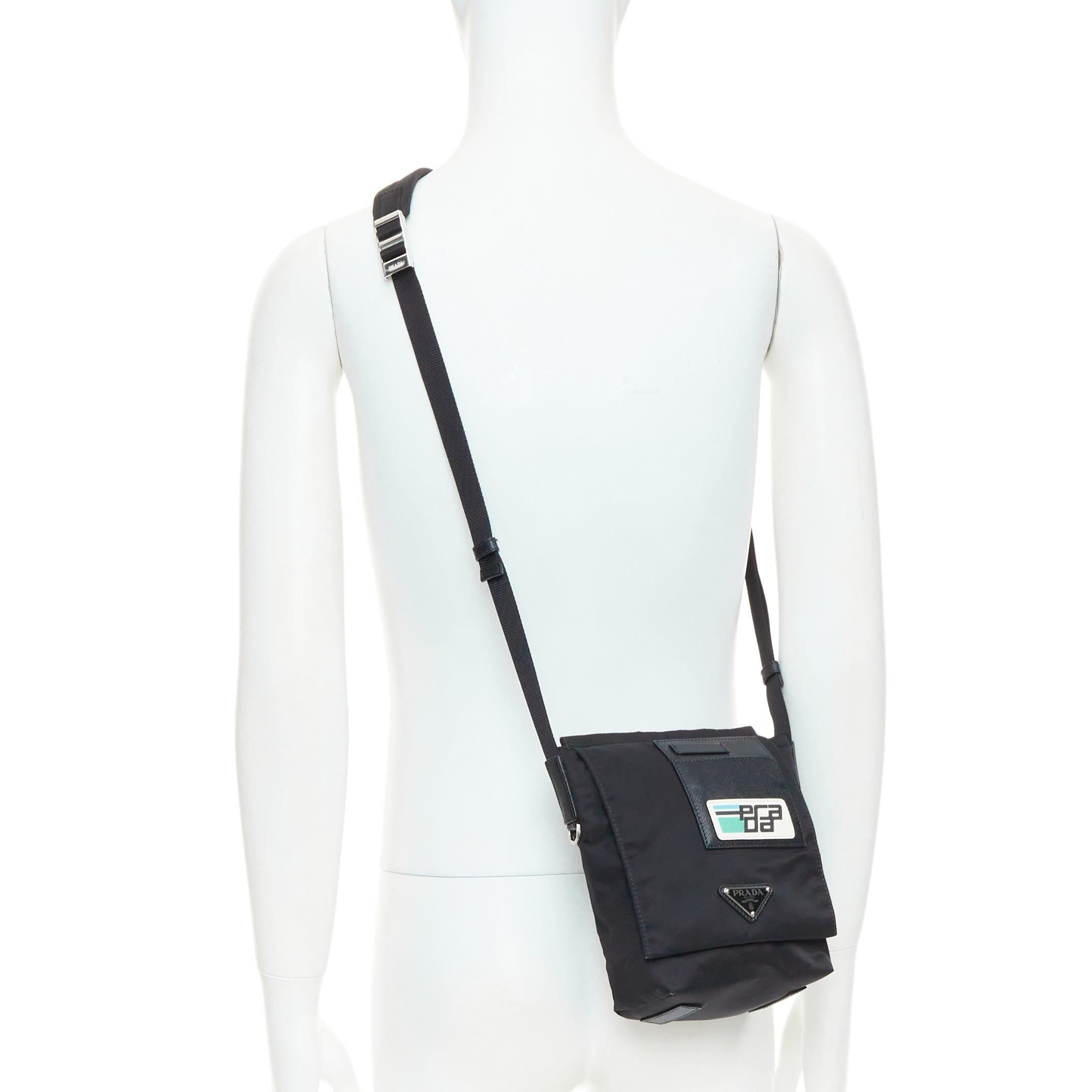 PRADA Racing borsa messenger nera in tessuto nylon saffiano con logo patch e patta
Riferimento: TGAS/E01000
Marchio: Prada
Stilista: Miuccia Prada
Model: Corsa
Materiale: Nylon, pelle
Colore: Nero, Verde
Modello: A righe
Chiusura: magnete
Fodera: