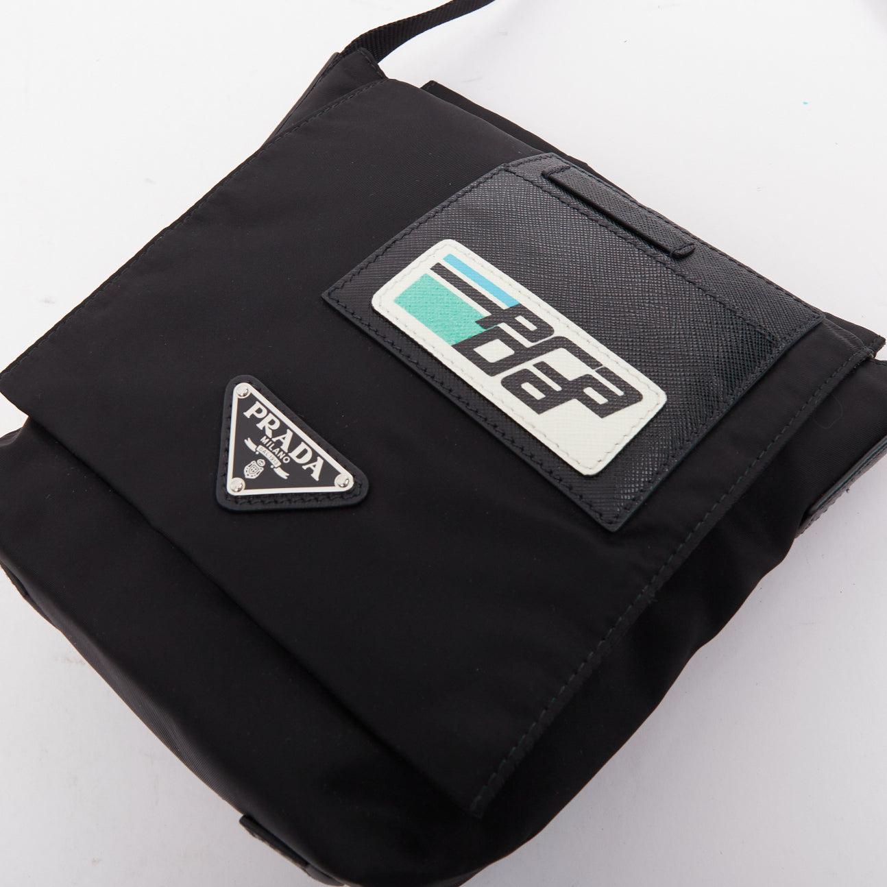 PRADA Racing borsa messenger nera in tessuto nylon saffiano con logo patch e patta in vendita 2