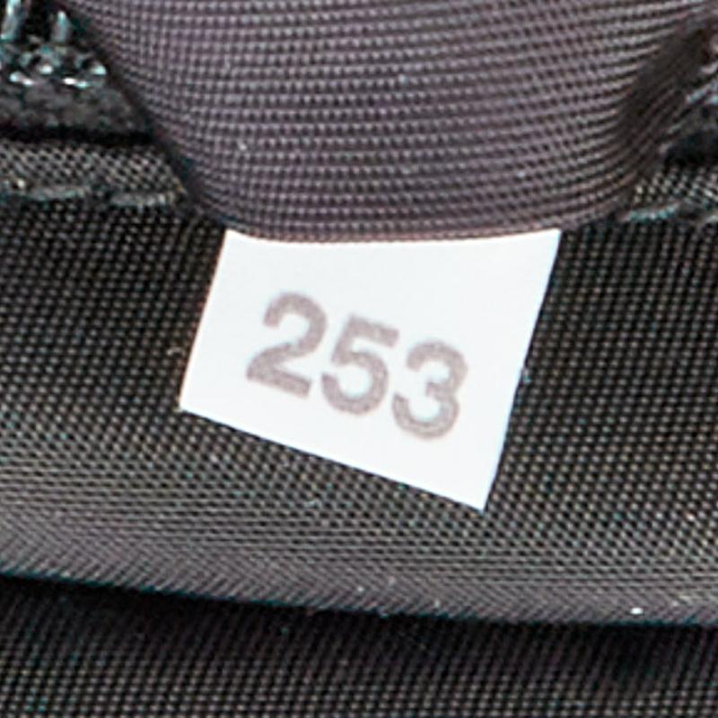 PRADA Racing borsa messenger nera in tessuto nylon saffiano con logo patch e patta in vendita 6