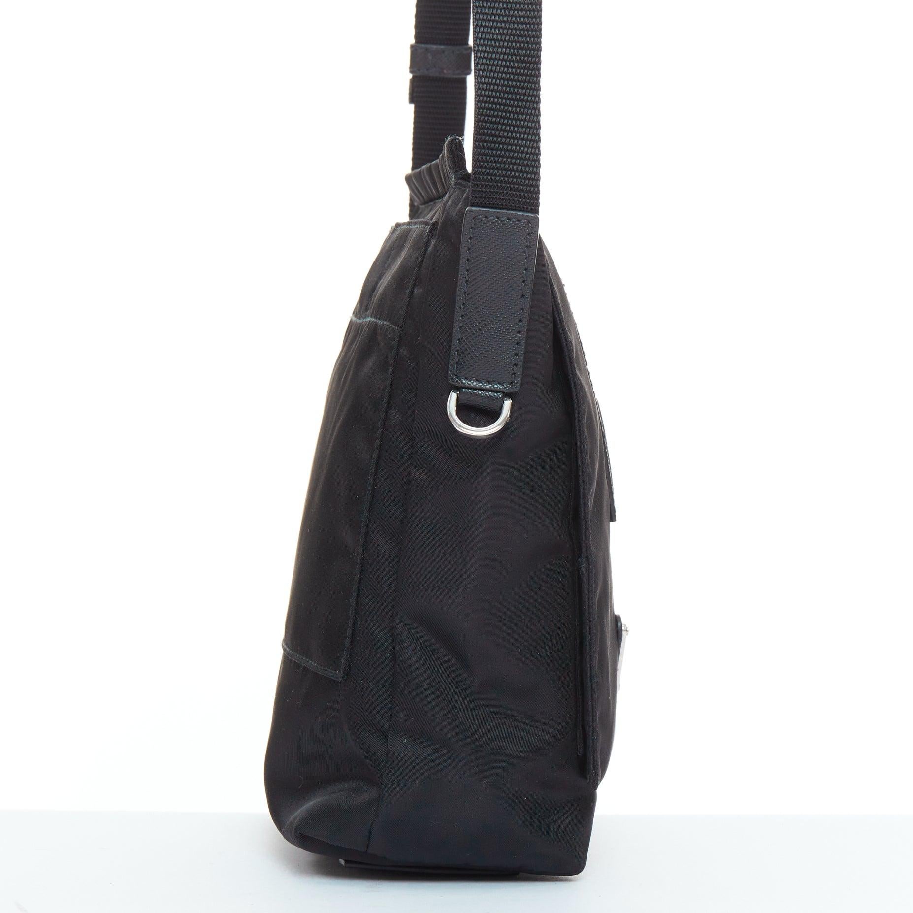 PRADA Racing borsa messenger nera in tessuto nylon saffiano con logo patch e patta In condizioni buone in vendita a Hong Kong, NT