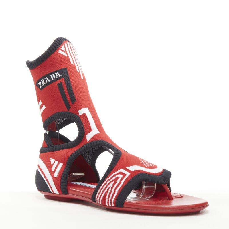 PRADA rosso nero bianco elasticizzato in maglia a calzino sandali infradito EU35.5
Riferimento: ANWU/A00177
Marchio: Prada
Stilista: Miuccia Prada
Collezione: Passerella
Materiale: Tessuto
Colore: Rosso, Multicolore
Modello: Tinta unita
Chiusura:
