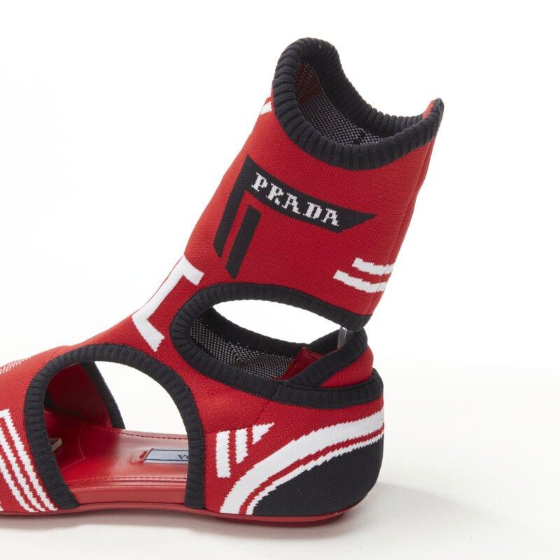 PRADA rosso nero bianco elasticizzato in maglia a calzino sandali infradito EU35.5 in vendita 3