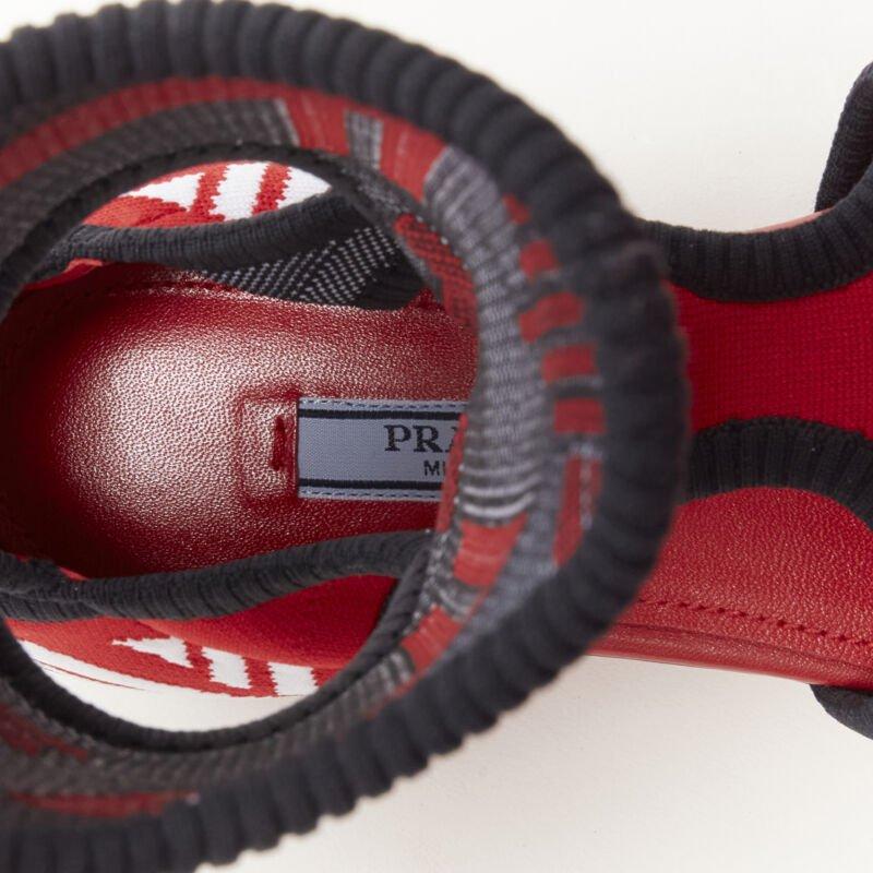 PRADA rosso nero bianco elasticizzato in maglia a calzino sandali infradito EU35.5 in vendita 4