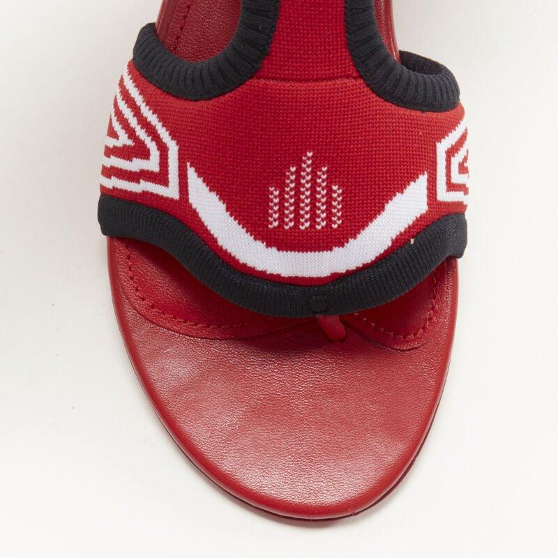 PRADA rosso nero bianco elasticizzato in maglia a calzino sandali infradito EU35.5 in vendita 1