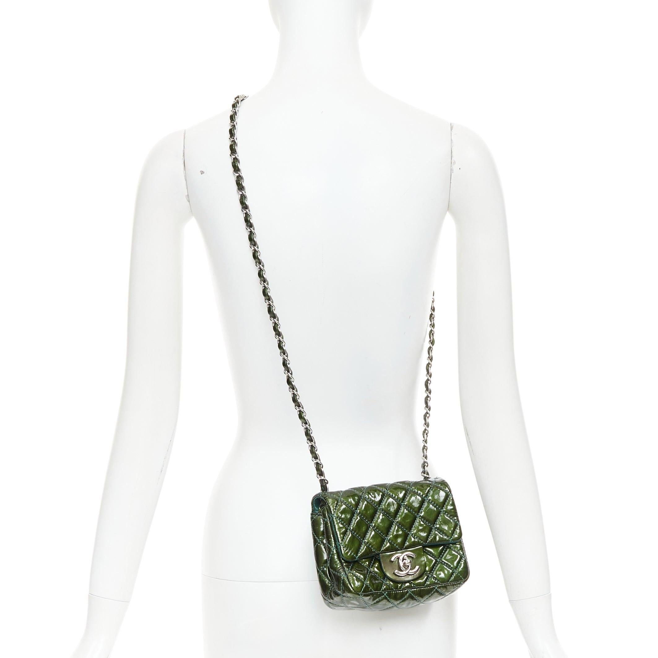 Chanel Mini Square Flap iridescente in vernice verde argento CC trapuntata con pattina
Riferimento: CAWG/A00307
Marchio: Chanel
Designer: Karl Lagerfeld
Model No: Mini Flap quadrato
Materiale: Pelle verniciata
Colore: Verde, Argento
Chiusura: