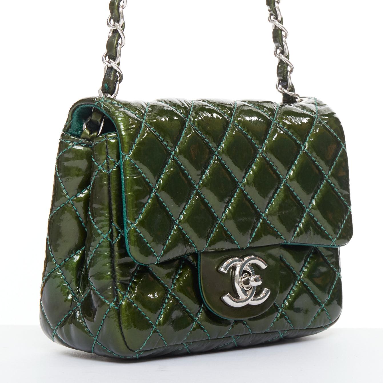 Nero Chanel Mini Square Flap iridescente in vernice verde argento CC trapuntata con pattina in vendita