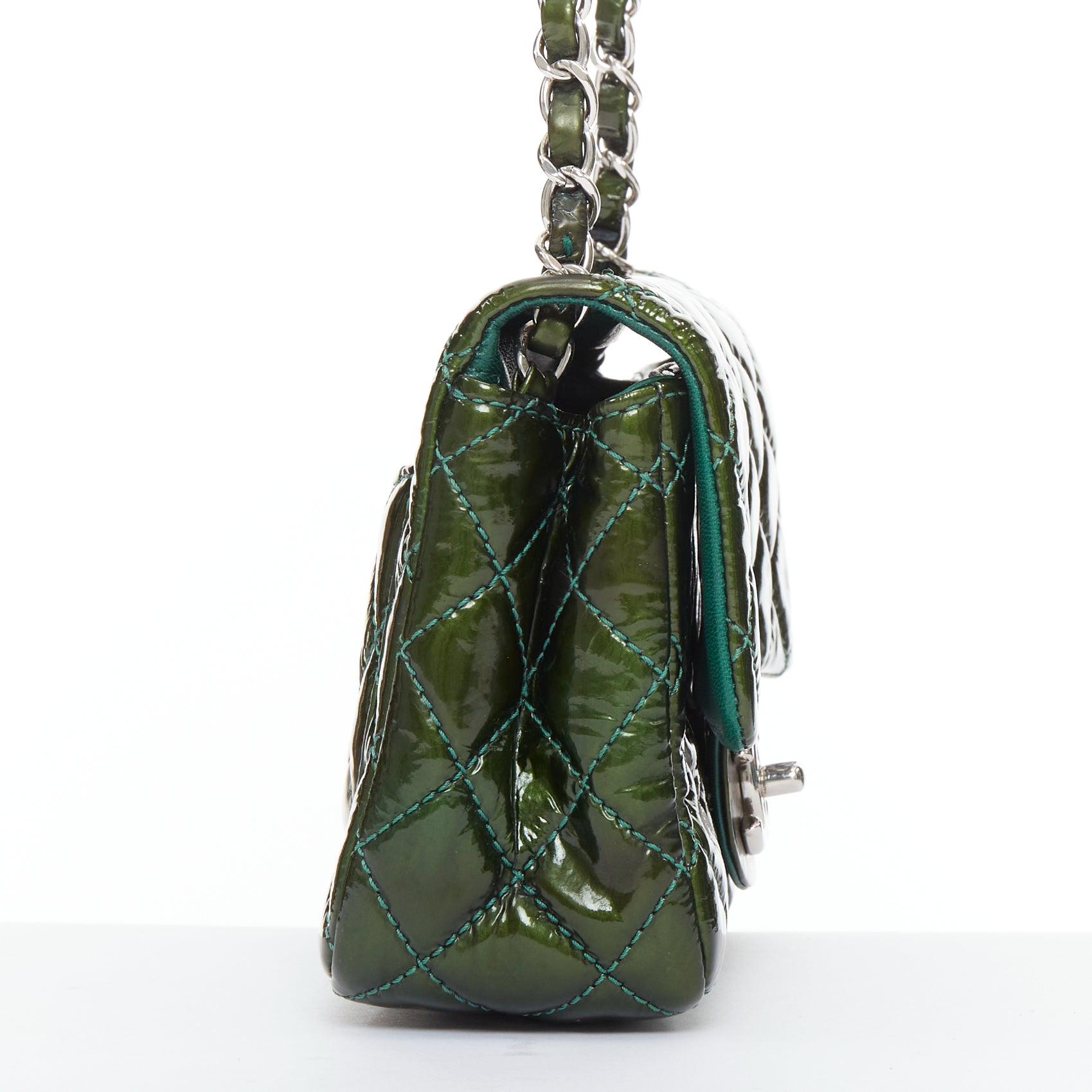 Chanel Mini Square Flap iridescente in vernice verde argento CC trapuntata con pattina In condizioni discrete in vendita a Hong Kong, NT