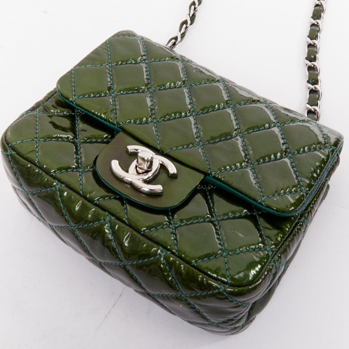 Chanel Mini Square Flap iridescente in vernice verde argento CC trapuntata con pattina in vendita 2