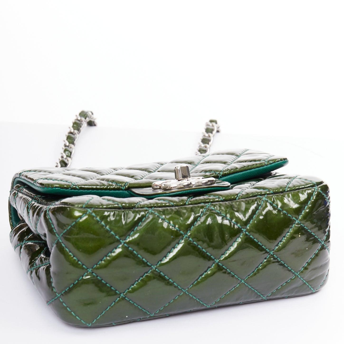 Chanel Mini Square Flap iridescente in vernice verde argento CC trapuntata con pattina in vendita 1