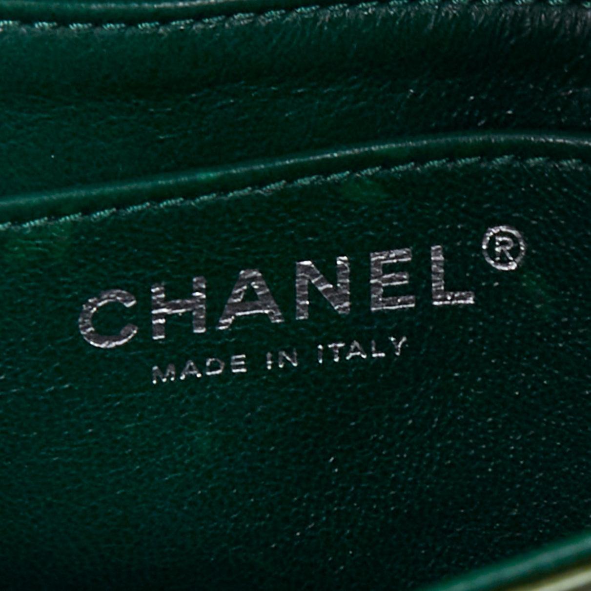 Chanel Mini Square Flap iridescente in vernice verde argento CC trapuntata con pattina in vendita 5