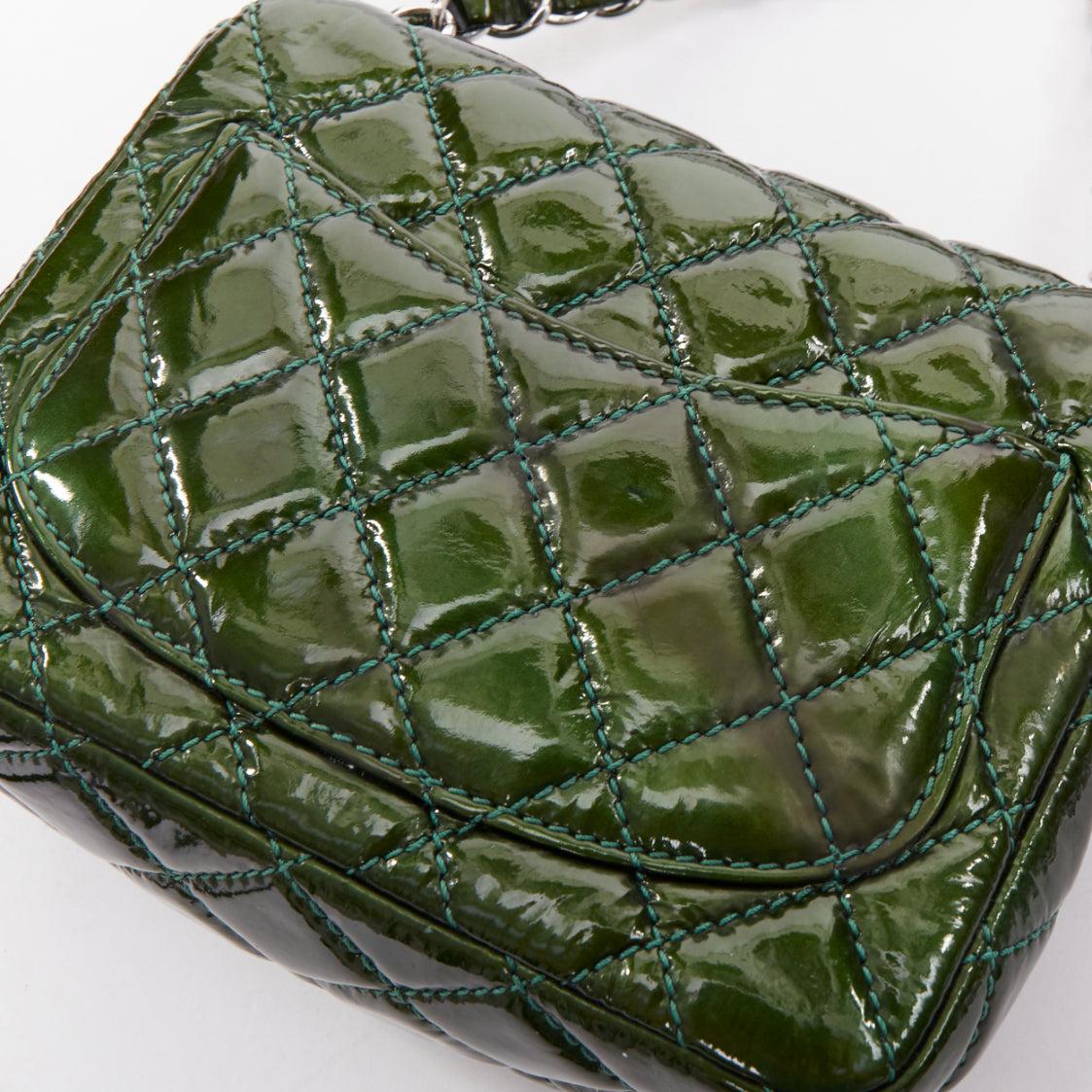Chanel Mini Square Flap iridescente in vernice verde argento CC trapuntata con pattina in vendita 3