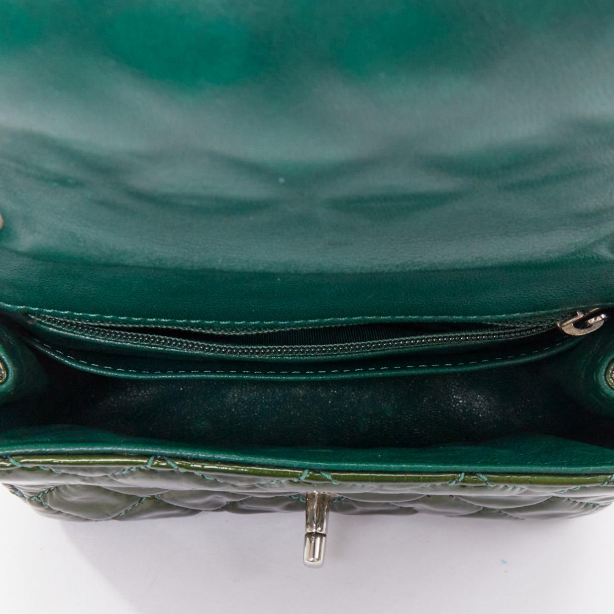 Chanel Mini Square Flap iridescente in vernice verde argento CC trapuntata con pattina in vendita 4