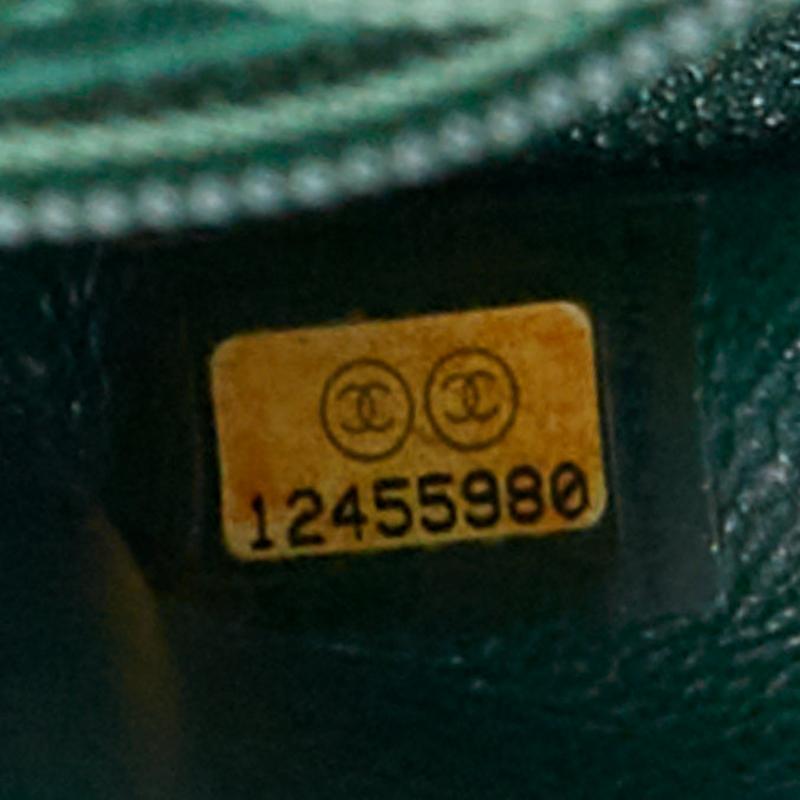 Chanel Mini Square Flap iridescente in vernice verde argento CC trapuntata con pattina in vendita 6