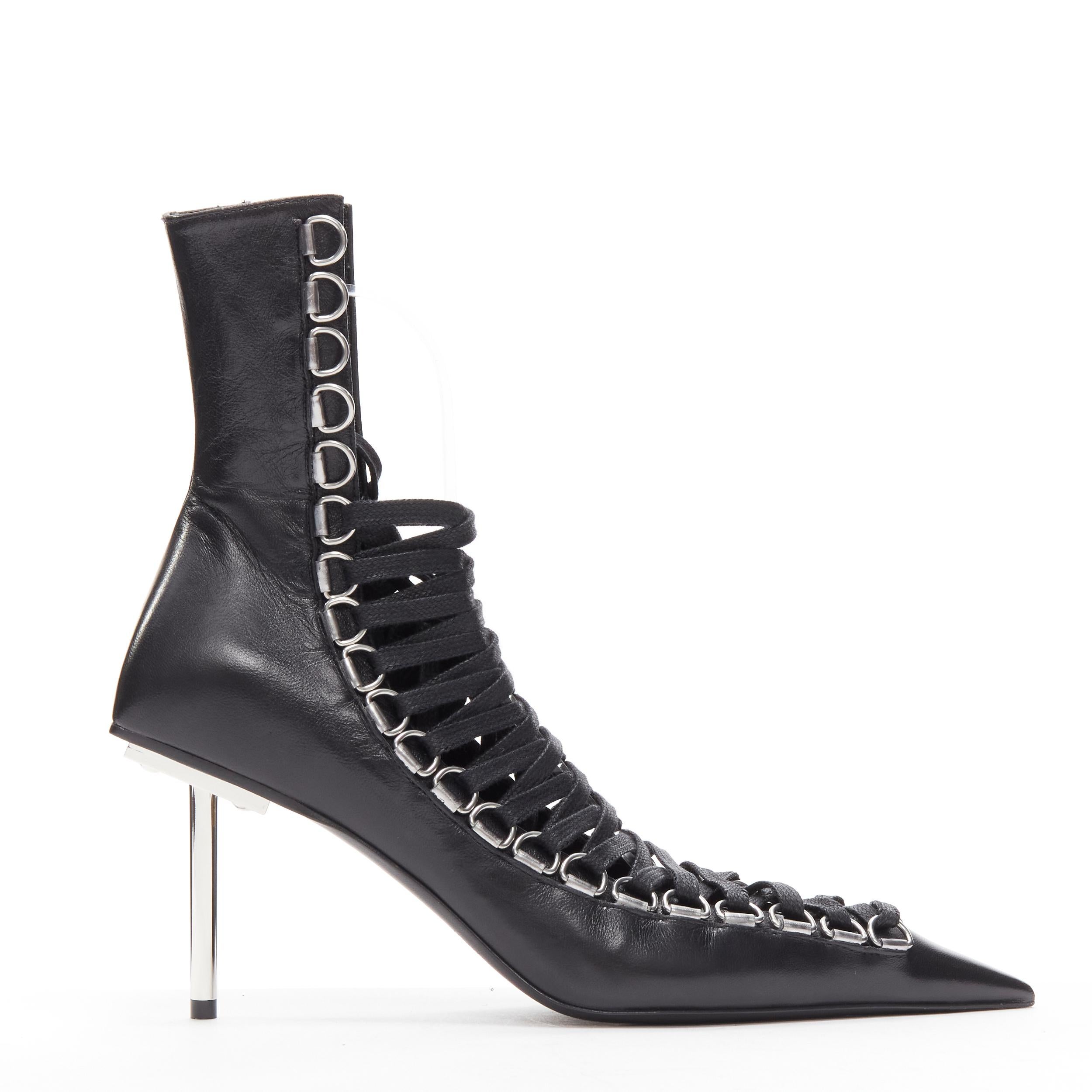 Balenciaga Demna Runway Corset 80 in pelle nera con lacci in metallo argentato EU36
Riferimento: TGAS/F00106
Marchio: Balenciaga
Designer: Demna
Modello: Corsetto 80
Materiale: Pelle, metallo
Colore: Nero, Silver
Modello: Tinta unita
Chiusura: