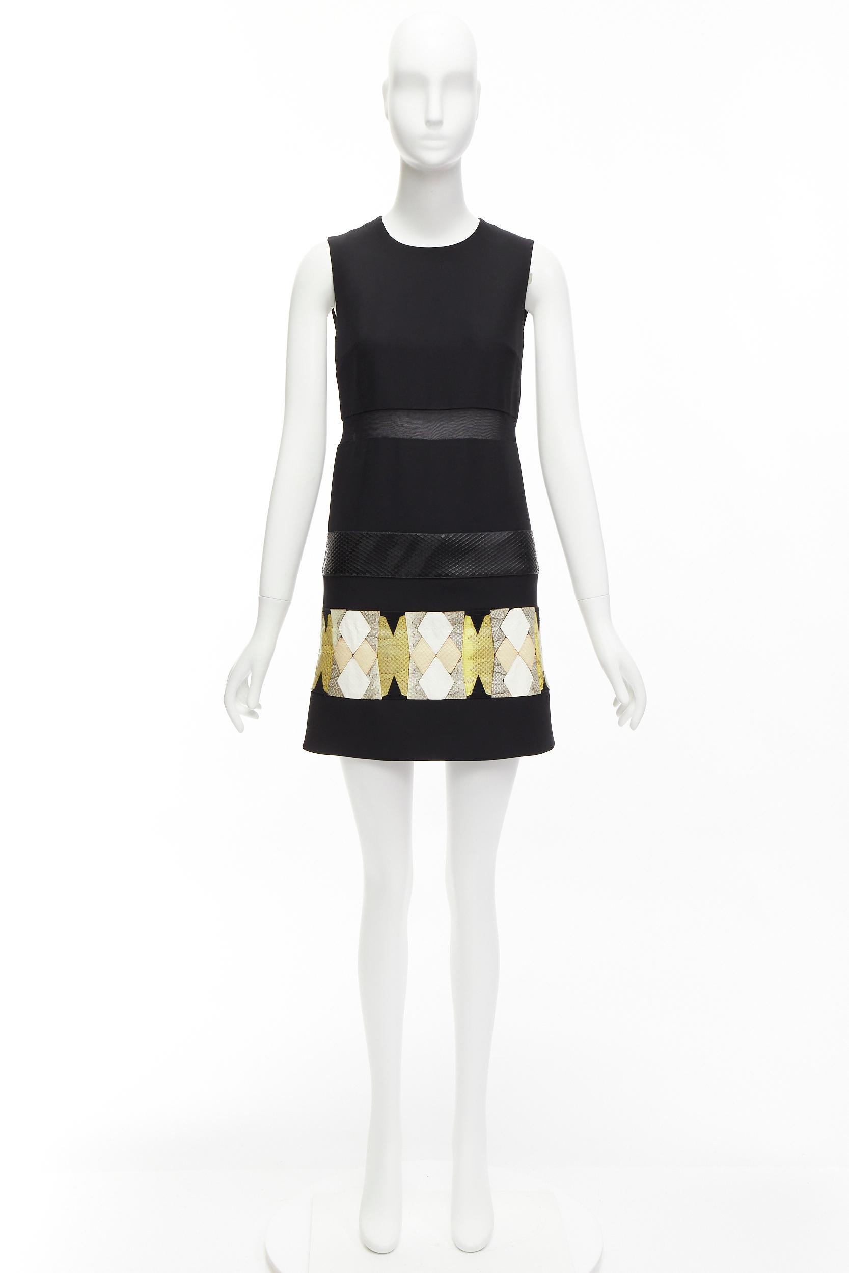 Versace 2014 - mini abito in pelle nera a scaglie patchwork con pannelli trasparenti in vendita 4