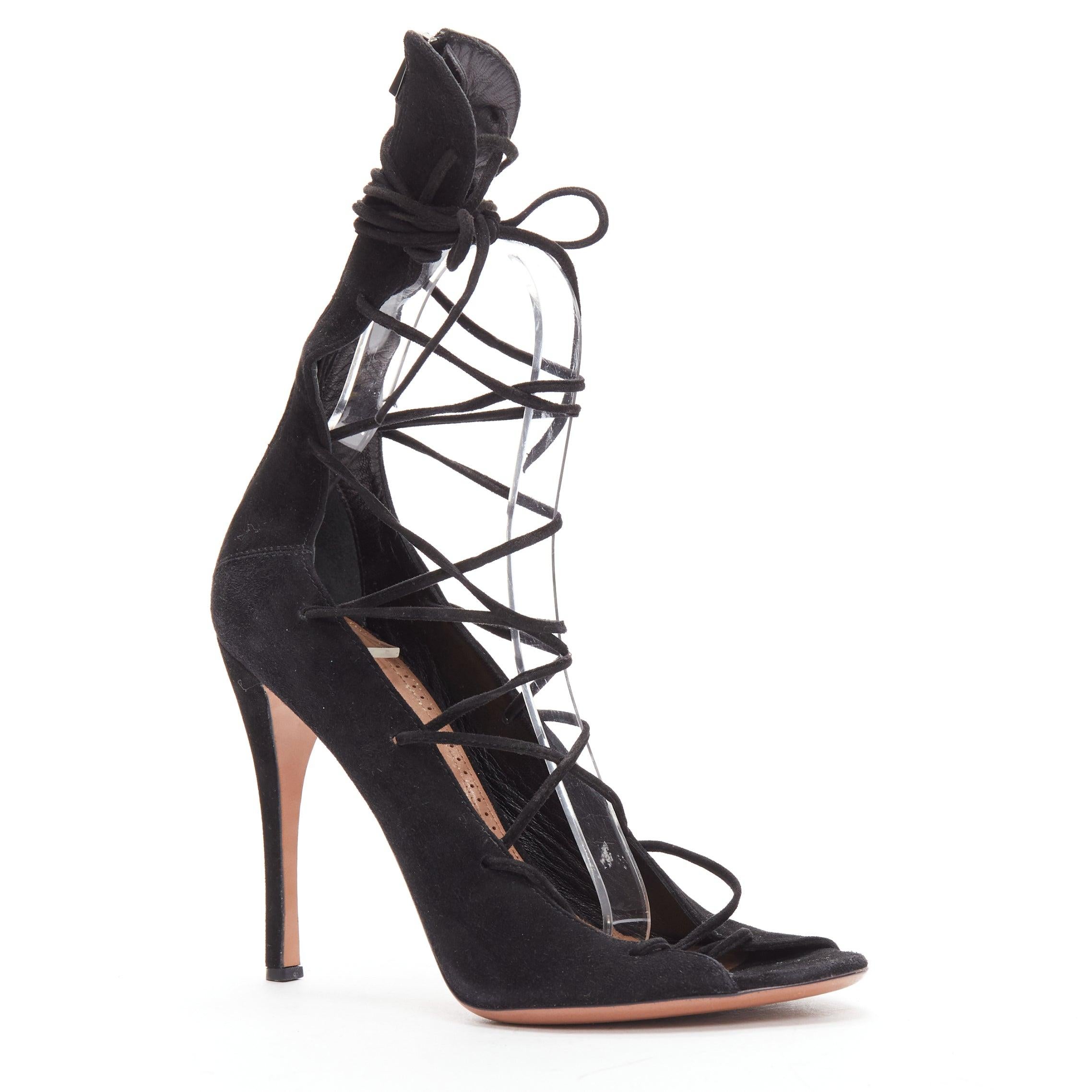 ALAIA in pelle scamosciata nera con lacci e zip sul retro, sandalo con tacco EU38.5
Riferimento: BSHW/A00141
Marchio: Alaia
Stilista: Azzedine Alaia
Materiale: Pelle
Colore: nero
Modello: Tinta unita
Chiusura: Allacciatura: Up & Up
Fodera: Pelle