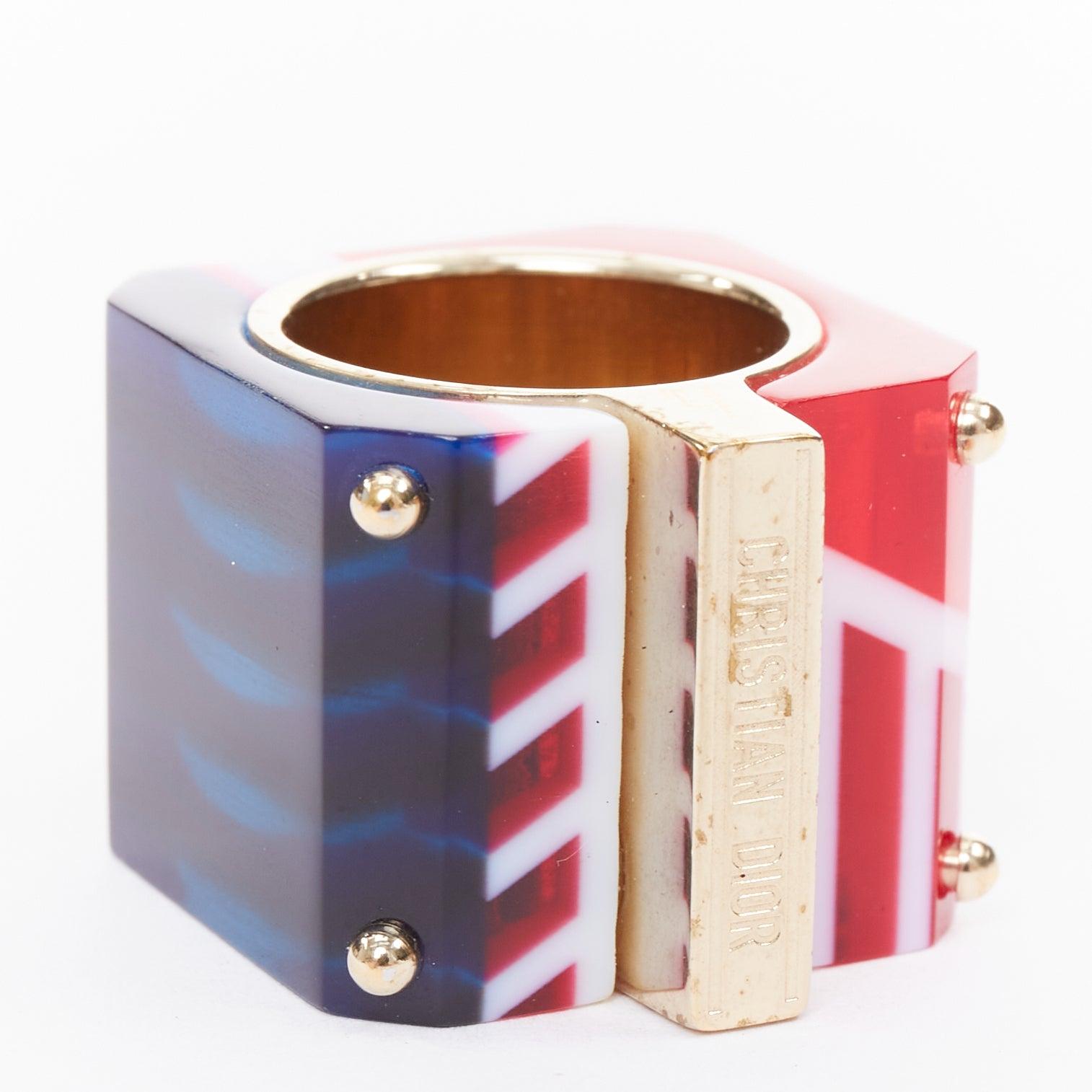 DIOR 2922 Sorbet Cube rouge bleu géométrique résine or logo statement ring Bon état - En vente à Hong Kong, NT