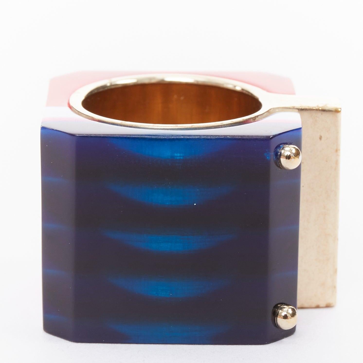 DIOR 2922 Sorbet Cube rouge bleu géométrique résine or logo statement ring Pour femmes en vente