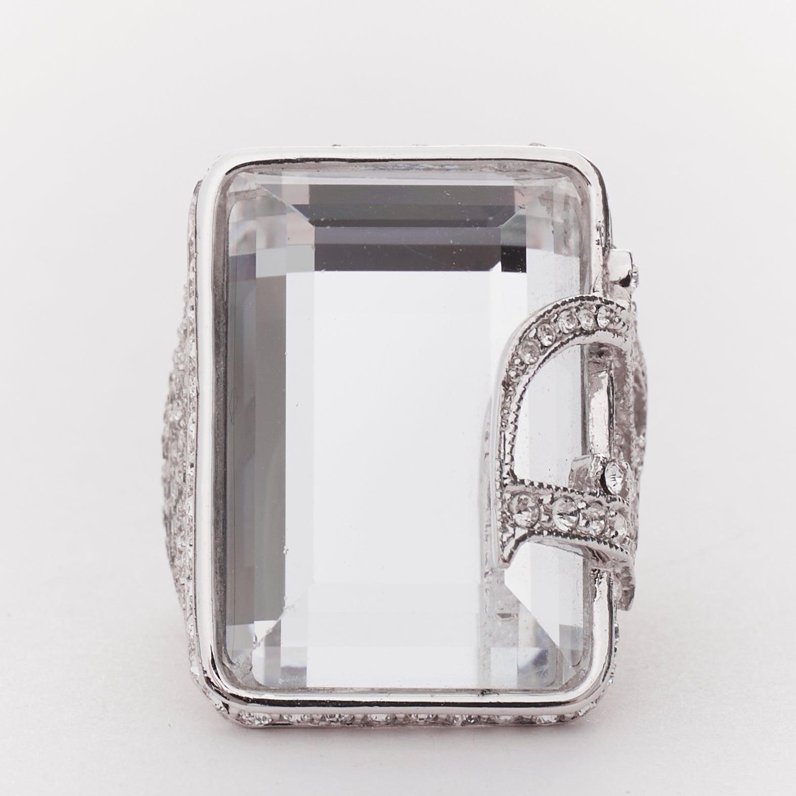 seltener CHRISTIAN DIOR John Galliano Vintage Kristall gepflastertes Logo Statement Ring US7
Referenz: TGAS/E00864
Marke: Dior
Designer: John Galliano
MATERIAL: Metall, Kunstharz
Farbe: Silber, Klar
Muster: Solide
Verschluss: Slip On
Auskleidung: