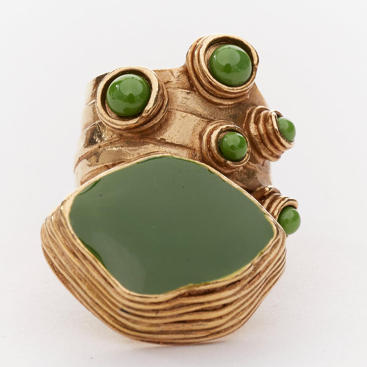 YVES SAINT LAURENT YSL Arty goldfarbener grüner Cabochon-Emaille Statement-Ring US7
Referenz: TGAS/E00865
Marke: Yves Saint Laurent
Modell: Artis
MATERIAL: Metall, Kunstharz
Farbe: Grün, Gold
Muster: Solide
Verschluss: Slip On
Auskleidung: Gold