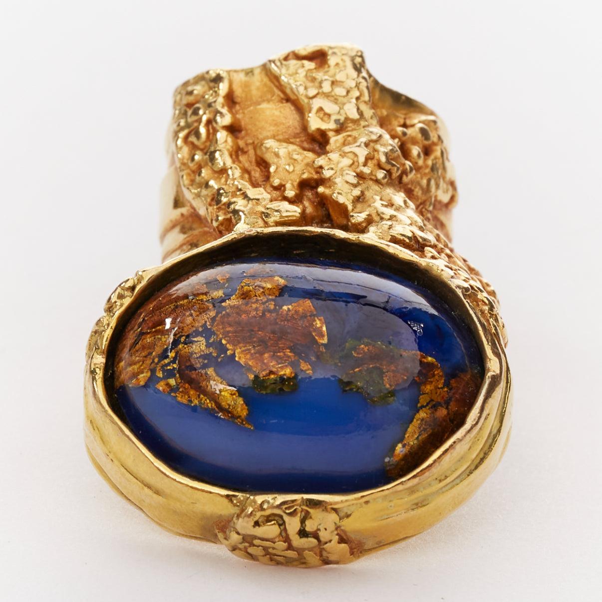YVES SAINT LAURENT YSL Arty Goldton  blauer Lapis marineblaue Folie Emaille Cabochon Statement Ring 7
Referenz: TGAS/E00866
Marke: Yves Saint Laurent
Modell: Artis
MATERIAL: Kunstharz, Metall
Farbe: Blau, Gold
Muster: Solide
Verschluss: Slip