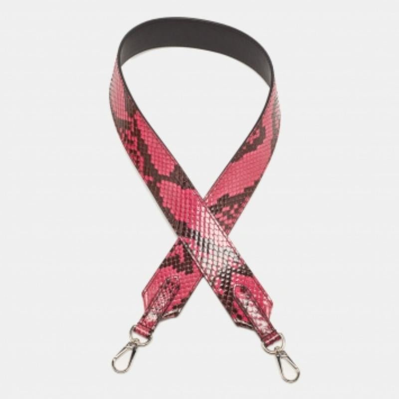 Louis Vuitton brings you this chic shoulder strap to carry your handbags in different ways. The strap is complete with simple clasps.