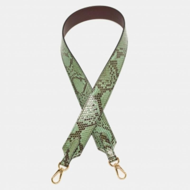 Louis Vuitton brings you this chic shoulder strap to carry your handbags in different ways. The strap is complete with simple clasps.