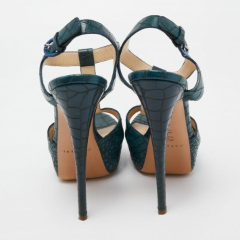 Élevez votre ensemble avec ces talons Casadei pour femme. Méticuleusement confectionnés, ces talons exquis sont synonymes de luxe et de style. Une déclaration de grâce et de confiance, parfaite pour toute occasion.