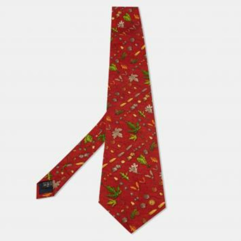 Questa cravatta è un accessorio formale perfetto che ha un fascino tagliente e moderno. Realizzata con materiali lussuosi, presenta motivi intricati e l'etichetta del marchio è ben cucita sul retro. Aggiungerà sicuramente un tocco di stile ai tuoi