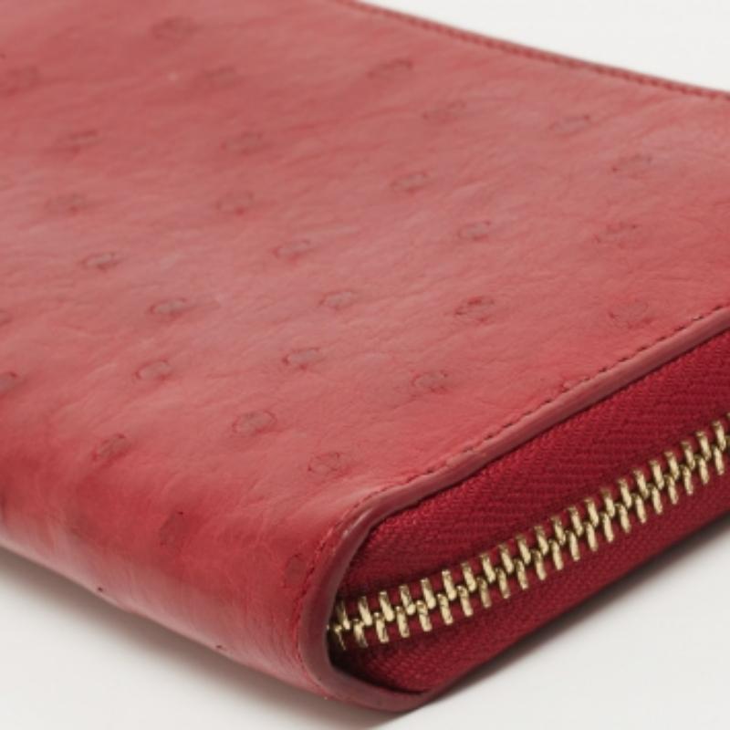 Cartera Zippy de Avestruz Rojo Louis Vuitton en Bueno estado para la venta en Dubai, Al Qouz 2