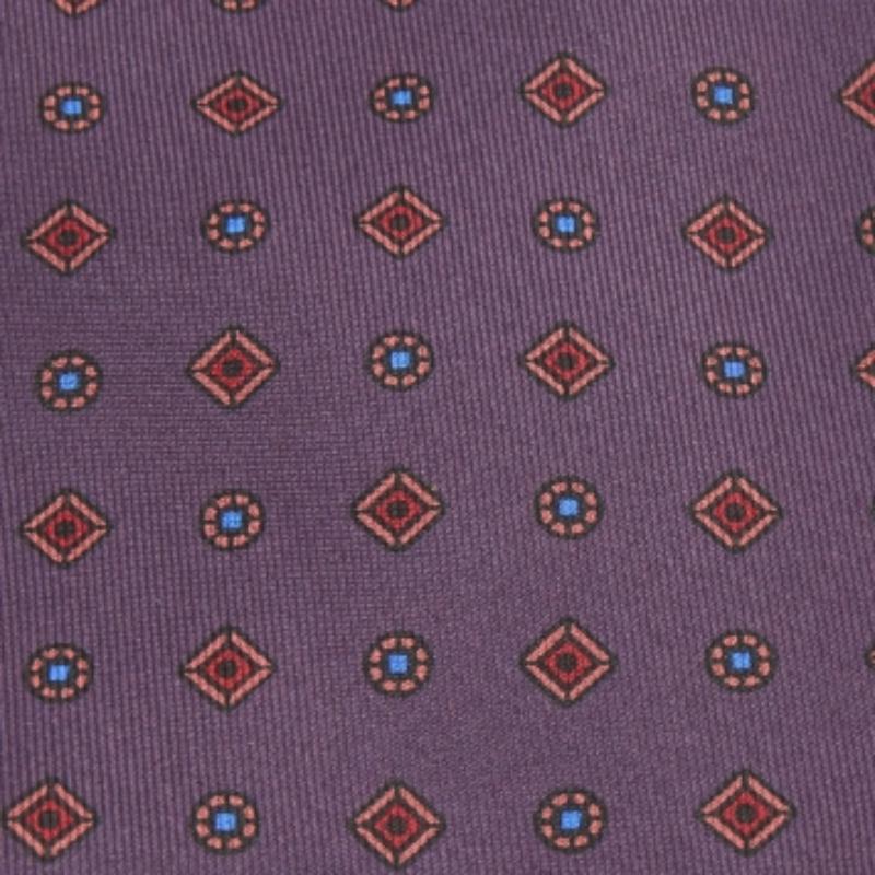 Questa cravatta è un accessorio formale perfetto che ha un fascino tagliente e moderno. Realizzato con materiali di lusso, presenta motivi intricati e l'etichetta del marchio ben cucita sul retro. Aggiungerà sicuramente un tocco di stile ai tuoi
