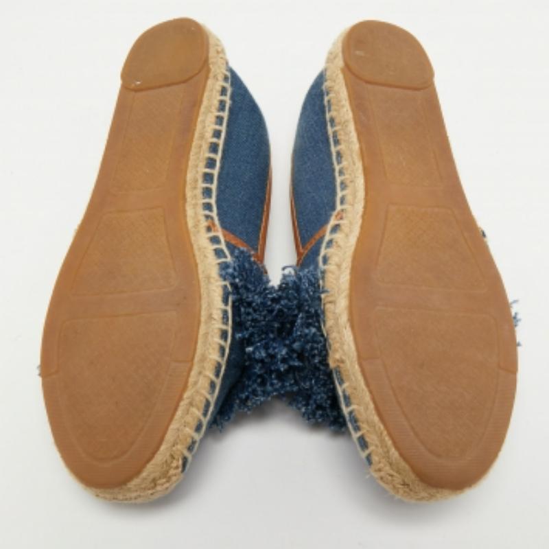 Ces jolies espadrilles exsudent des vibrations estivales fraîches tout en apportant tout le confort nécessaire à vos pieds. Ils apportent une silhouette bien construite et l'esthétique caractéristique de la maison. Portez-les avec n'importe quoi :