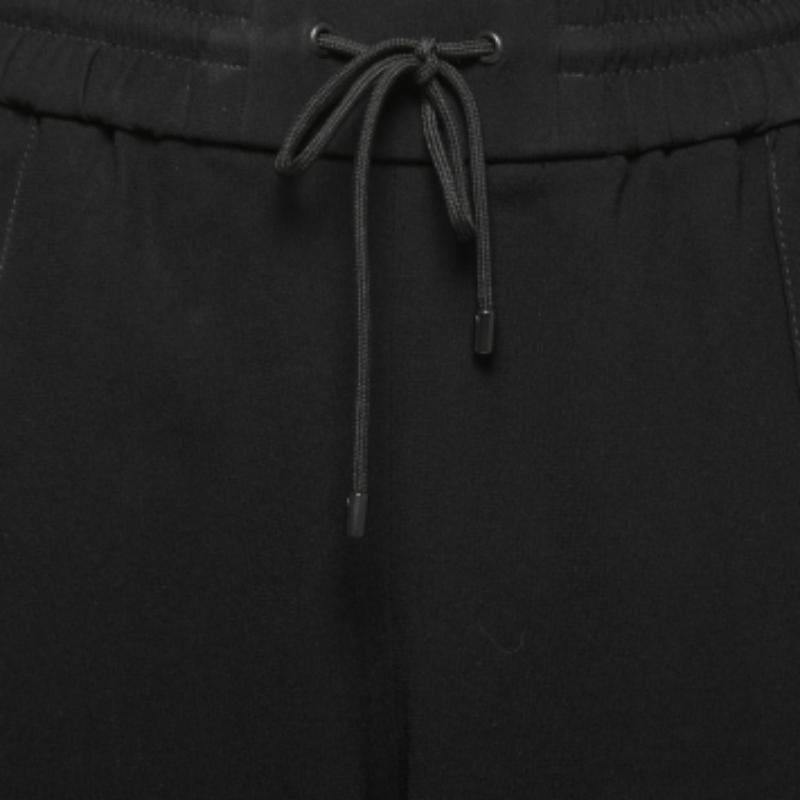 Unos pantalones de chándal como éstos son el mejor complemento para tu armario. Están confeccionados con tejidos estupendos y presentan un ajuste magnífico.