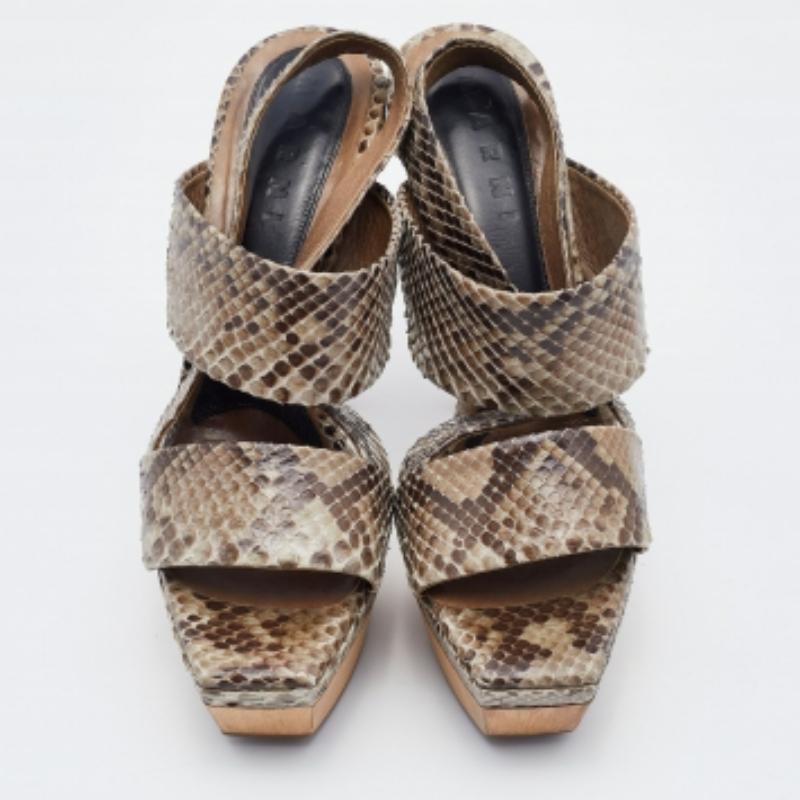 These sandals will offer you both luxury and comfort. Made from quality materials, they come in a versatile shade and are equipped with comfortable insoles.