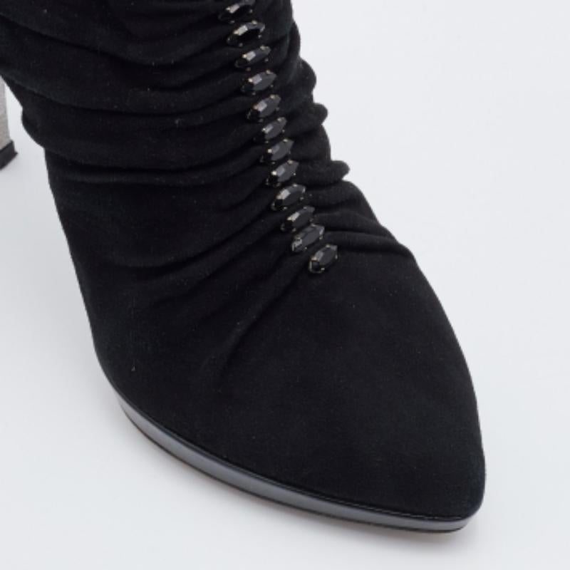 Las botas son una parte esencial de tu vestuario, y estas botas, fabricadas con materiales de primera calidad, son una buena elección. Ofreciendo lo mejor de la comodidad y el estilo, ¡este par de suela resistente quedaría genial con unos vaqueros