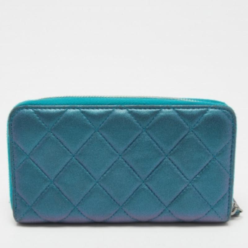 Doté d'une structure fonctionnelle, ce portefeuille Chanel est l'incarnation de la sophistication et du style féminin. Il est minutieusement réalisé en cuir matelassé et le motif CC sur le devant lui confère une touche de luxe. Conçu dans une teinte