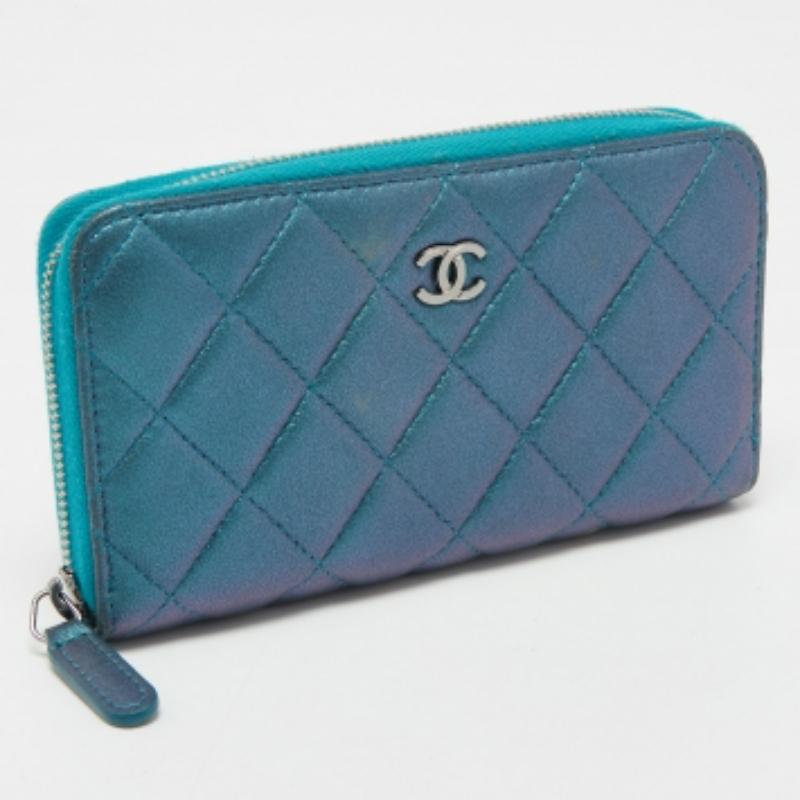 Bleu Chanel - Portefeuille classique à fermeture éclair en cuir matelassé bleu métallisé en vente