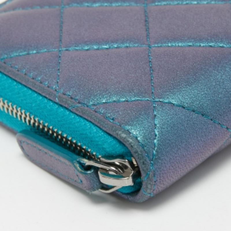 Chanel - Portefeuille classique à fermeture éclair en cuir matelassé bleu métallisé en vente 2