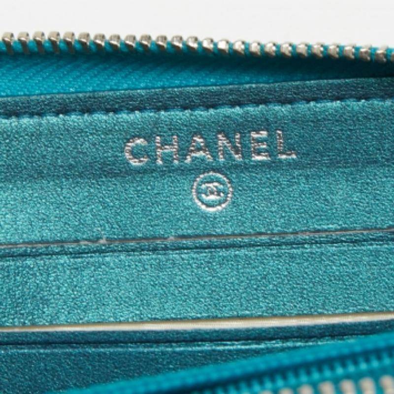 Chanel - Portefeuille classique à fermeture éclair en cuir matelassé bleu métallisé en vente 4