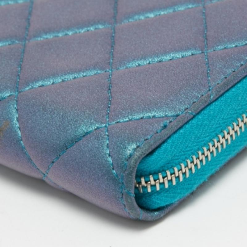 Chanel - Portefeuille classique à fermeture éclair en cuir matelassé bleu métallisé Pour femmes en vente