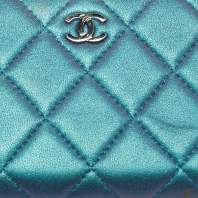 Chanel - Portefeuille classique à fermeture éclair en cuir matelassé bleu métallisé Bon état - En vente à Dubai, Al Qouz 2