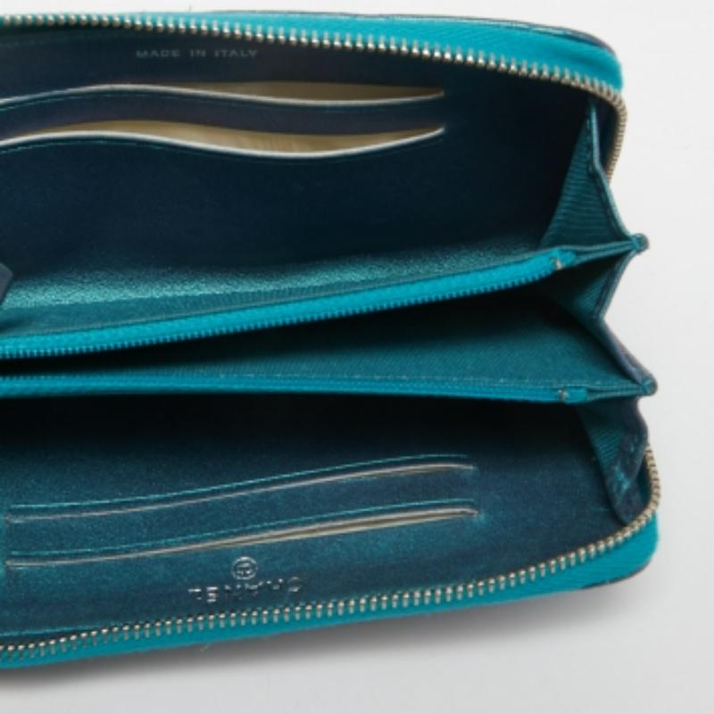 Chanel - Portefeuille classique à fermeture éclair en cuir matelassé bleu métallisé en vente 5