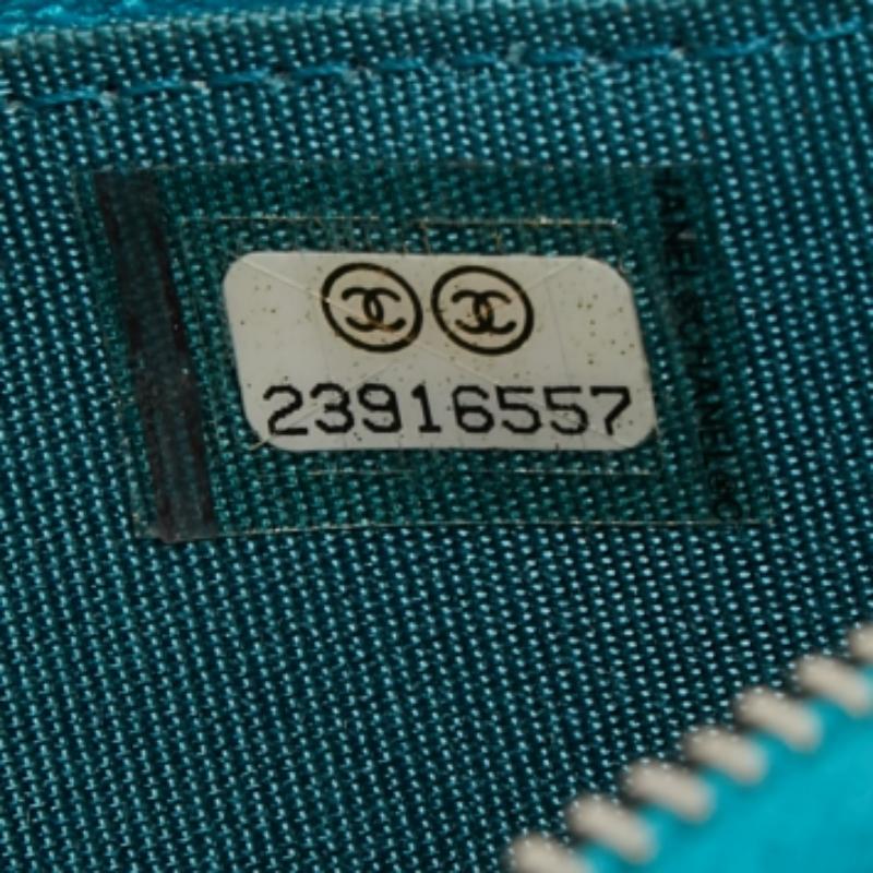 Chanel - Portefeuille classique à fermeture éclair en cuir matelassé bleu métallisé en vente 3