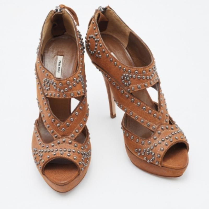 Miu Miu Brown Leder Nieten Plateau Sandalen Größe 37 (Braun) im Angebot